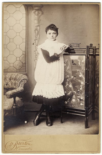 Porträt, 1888 (Albuminabzug) von Burton Brothers Studio
